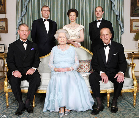 Le prince Charles consacrant l'usage de l'escarpin comme "formal shoe", en 2012